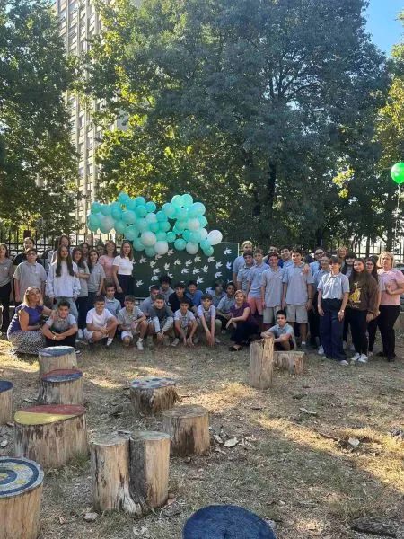 Мирот е платно на детската надеж