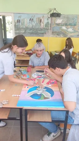 Мирот е платно на детската надеж